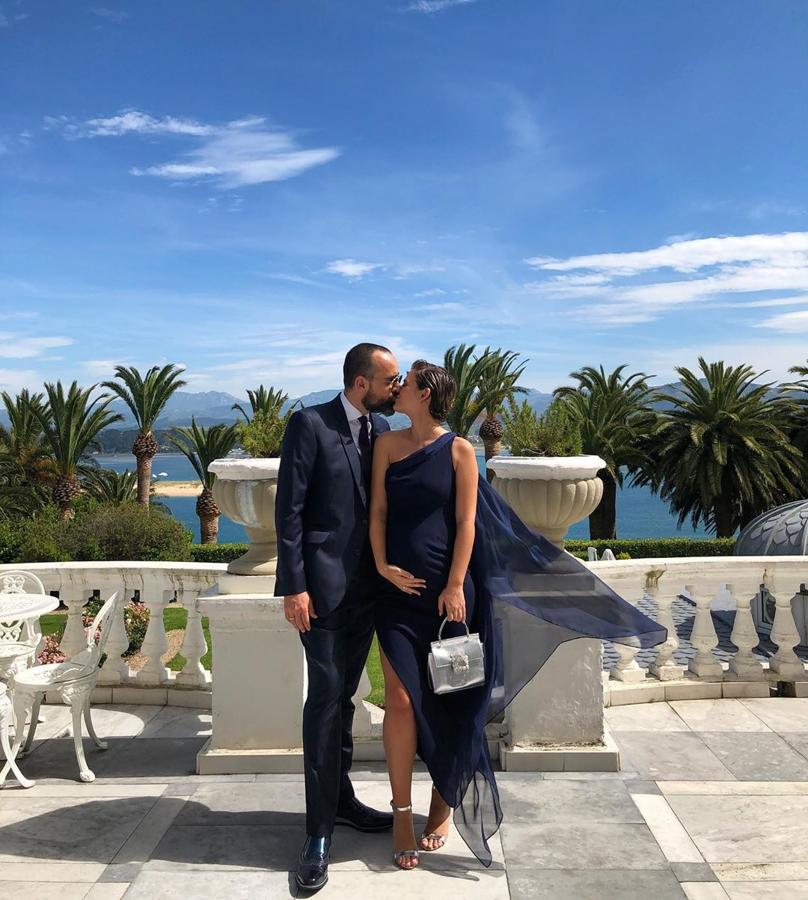 Los  looks de las influencers en la boda de María Pombo  fueron de lo más esperado (con permiso de la novia), y Laura Escanes escogió este diseño de Zé García en azul marino.