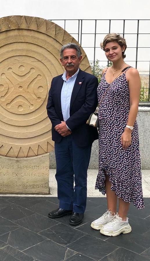 Este ha sido un de los últimos looks de Laura Escanes: un vestido de flores con snakers blancas. Un modelo fluido que puedes encontrar en cualquier tienda.