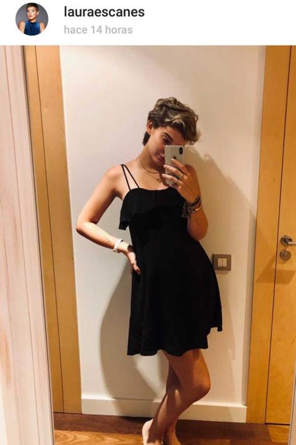 Laura Escanes escogió este vestido negro corto que venden en Slow Love, la firma de Sara Carbonero. Un diseño corto y fluido súper cómodo para embarazadas.