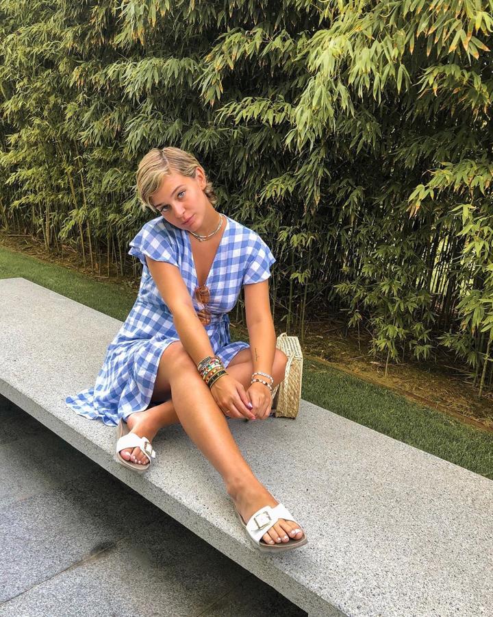 Con este vestido azul de cuadros vichy y sandalias de Genius ha posado Laura Escanes en sus últimos looks de embarazada.