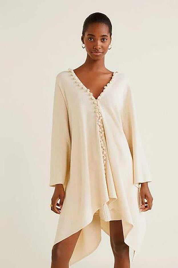 Caftán pompones de Mango. (19,99 euros).