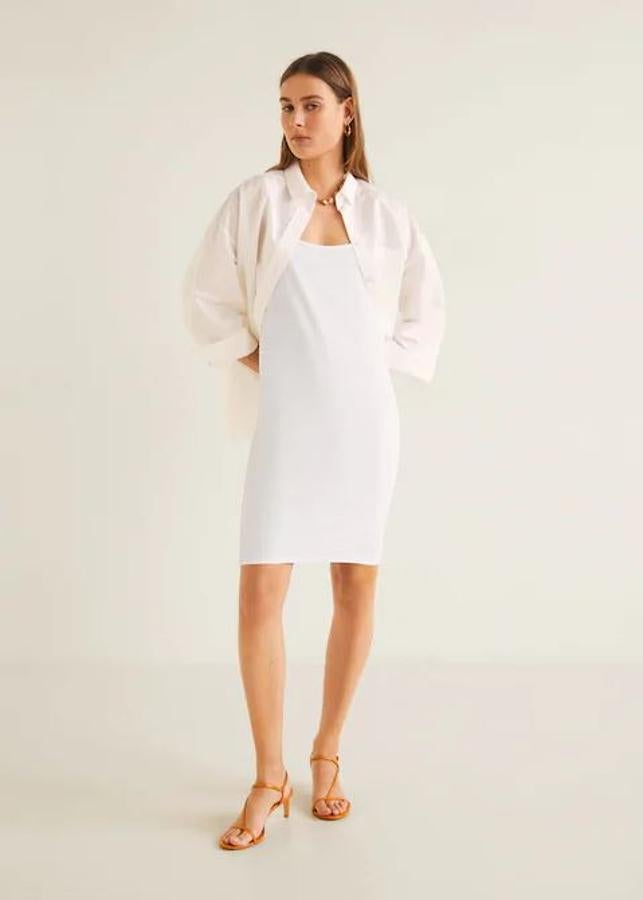 Otro básico. Este vestido blanco de mango de tirantes también lo puedes comprar en nude y negro y te salvará de más de un apuro. Cuesta 9,99 euros.