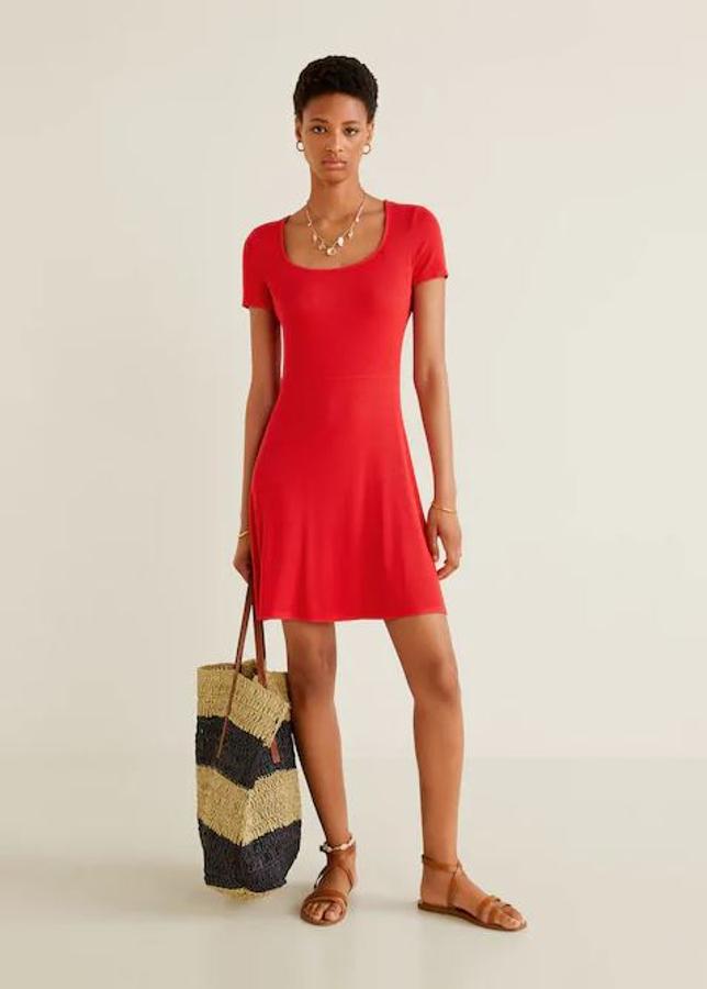 Disponible también en negro, este vestido de Mango de canalé es ideal para el verano por lo cómodo y fresquito que es. Cuesta 9,99 euros.