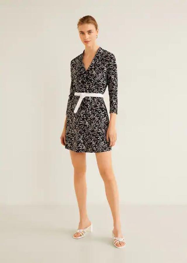 Por 9,99 euros, este vestido de Mango con escote en pico es muy versátil y puedes utilizarlo en diferentes ocasiones este verano. Lo hay disponible en varios estampados.
