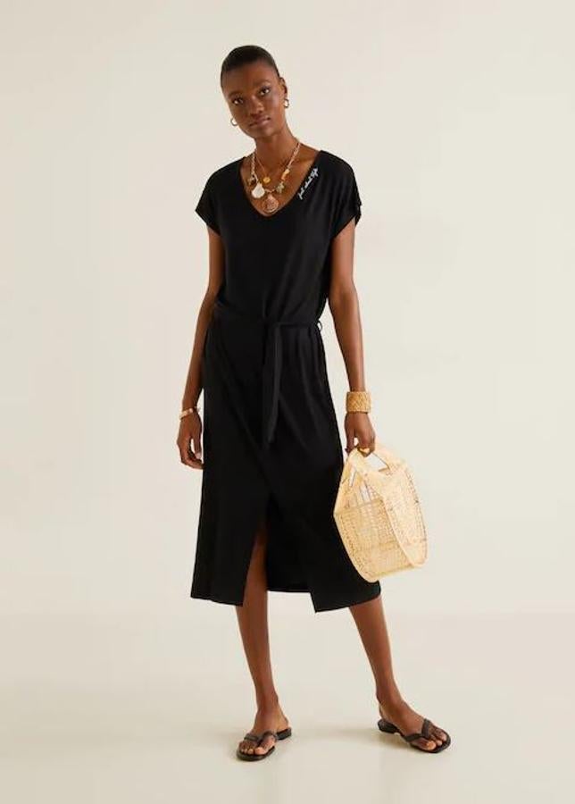 Un vestido negro es un básico en el armario. Este por 9,99 euros midi lo puedes encontrar también en rojo.