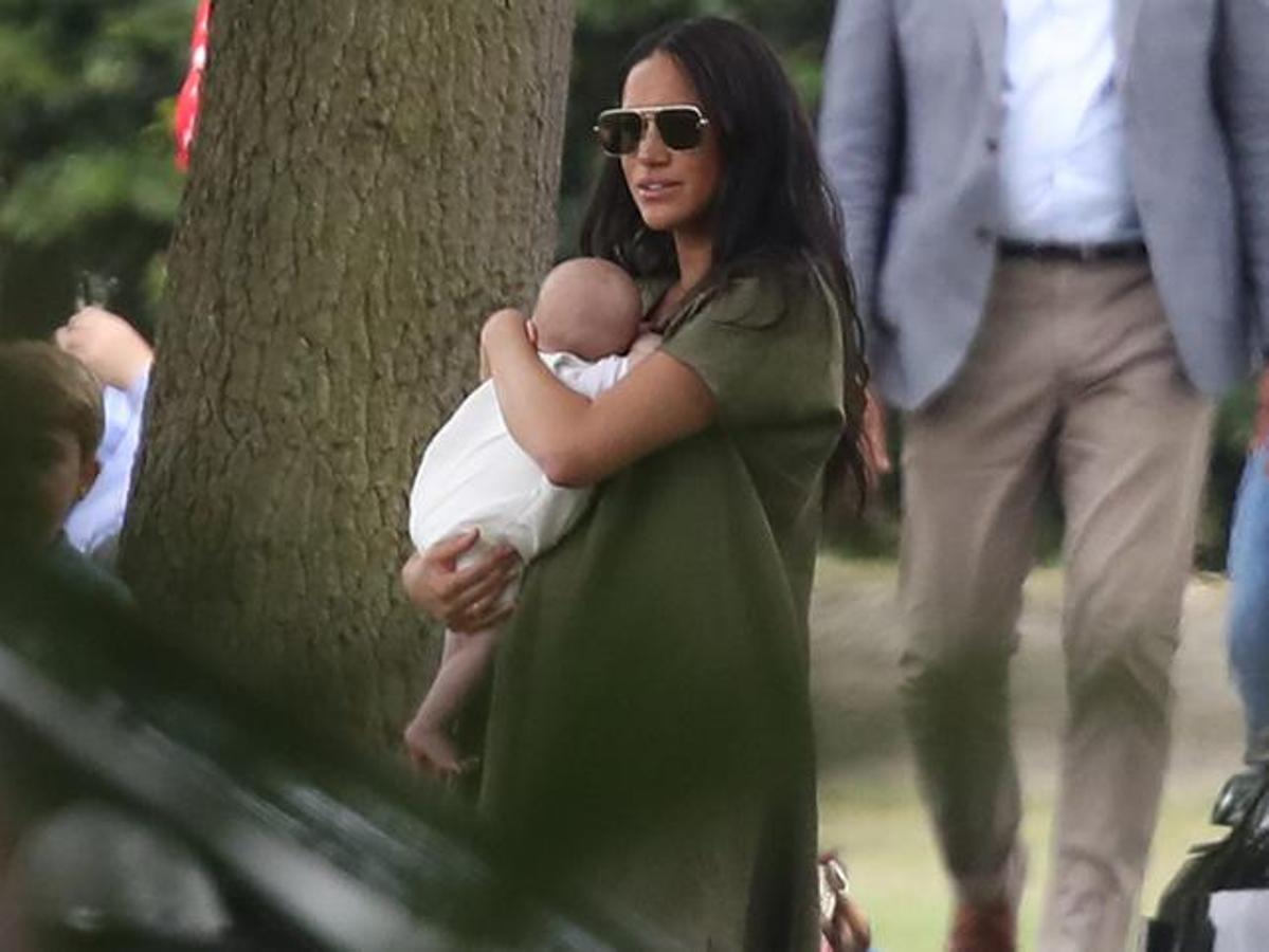 Para acudir a  un partido de polo del Príncipe Harry , Meghan Markle se decantó por un look 'effortless chic' con un vestido tipo caftán en lino verde oliva de la firma Lisa Marie Fernández que cuesta casi 600 euros., y maxi gafas de Stella McCartney.