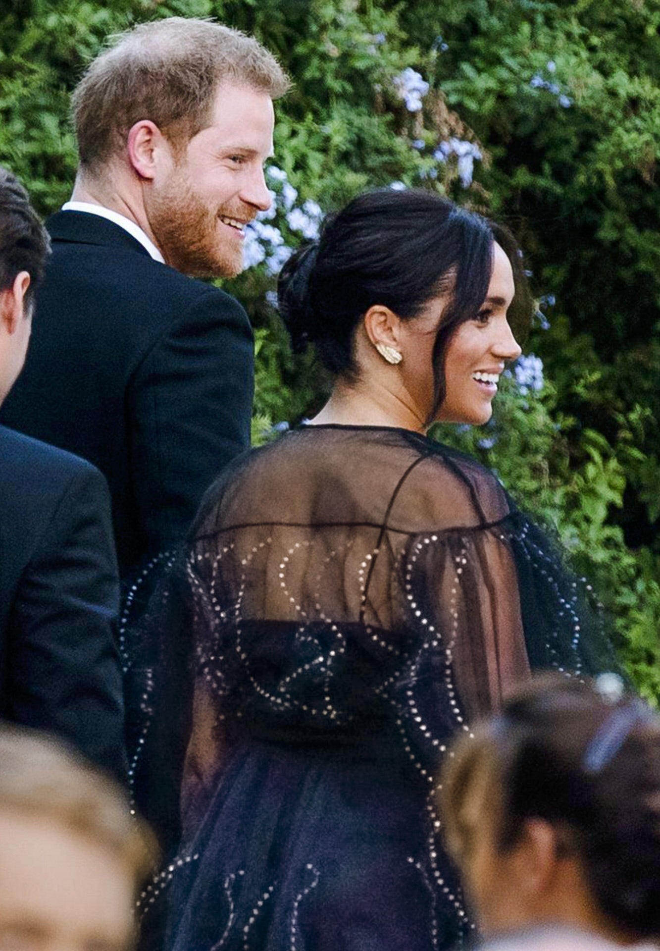 Para acudir a  la boda de su amiga la diseñadora Misha Nonoo  en Roma Meghan Markle eligió un maravilloso vestido de Valentino que, sin embargo, estuvo rodeado de polémica: era tan espectacular y bonito como caro (unos 10.000 euros), algo que no terminó de gustar a los británicos...