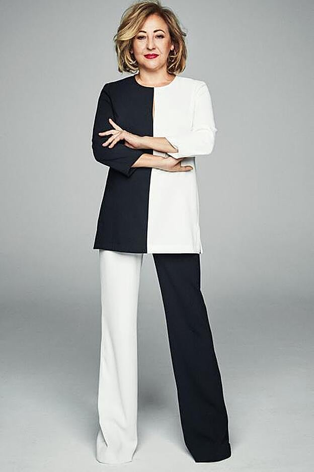 Camisa y pantalón de Georges Rech Paris, en El Corte Ingles, y pendientes de Aristocrazy.