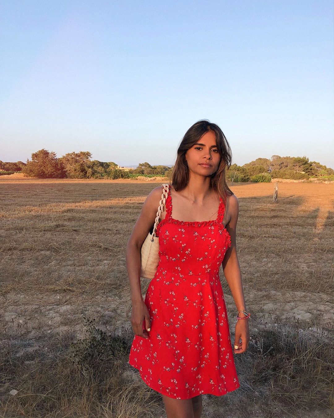 Estamos completamente seguras de que el vestidor de Emelie está repleto de prendas que nada tienen que ver con las marcas de moda más comunes. Entre sus vestidos de verano se encuentra este de Lulús, valorado en unos 50 euros.