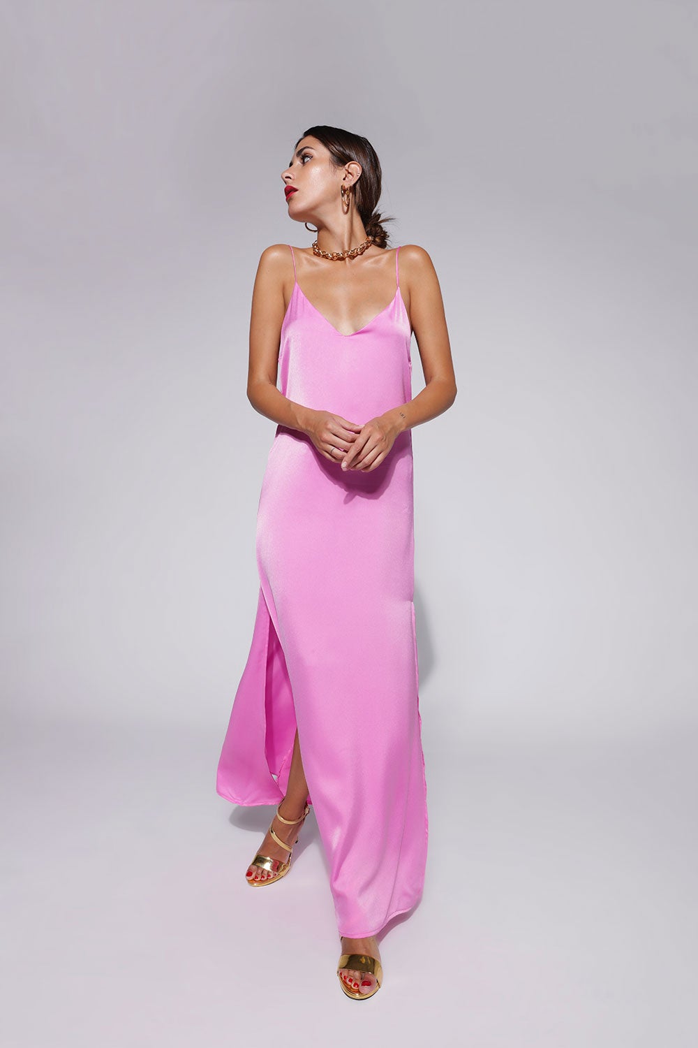 La influencer valenciana Mery Turiel ya era fiel seguidora de esta firma de moda antes de convertirse en imagen de la marca. sus  vestidos para ser la invitada perfecta  (o cualquier evento donde quieras lucirlos) son de todo menos básicos. Colores llamativos y el tejido satén son los principales protagonistas.