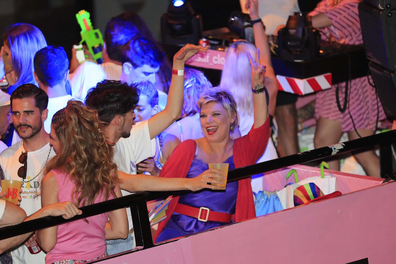 Terelu Campos fue una de las famosas más animadas del Orgullo Gay. La ahora actriz, que ha participado en la tercera temporada de 'Paquita Salas', se subió a la carroza de Los Javis.