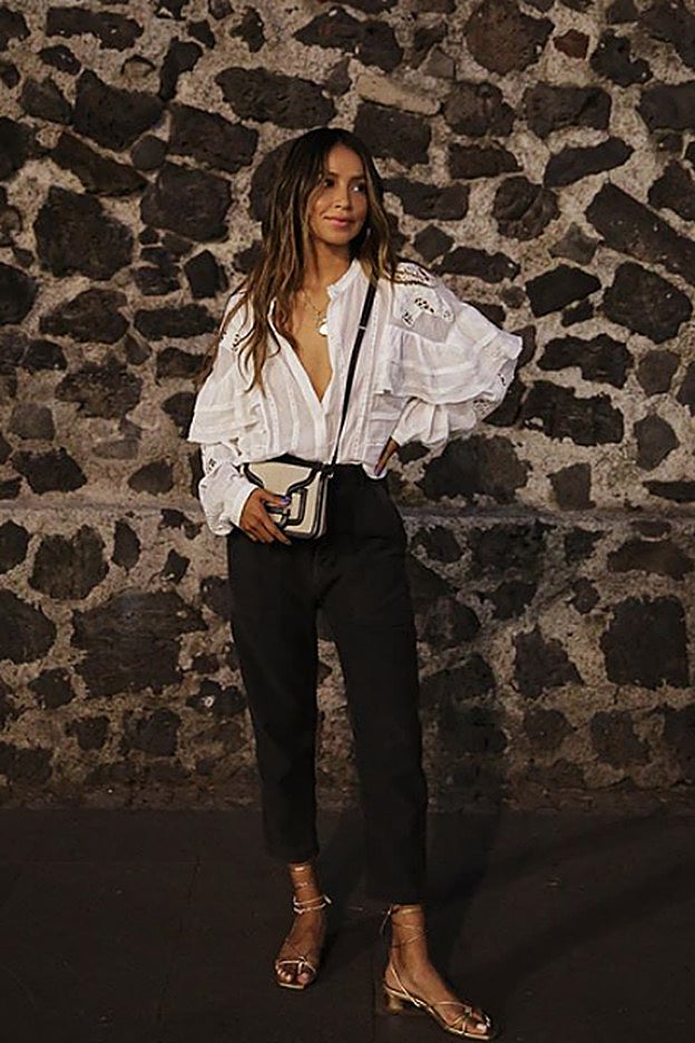 Sincerely Jules, con una camisa blanca desabrochada casi hasta la cintura.