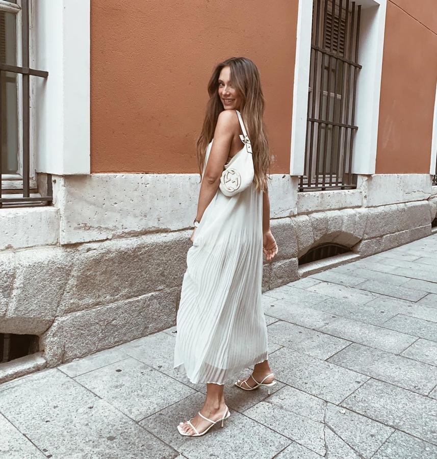 Grace Villarreal no se perdió el desfile de Pedro del Hierro con este vestido de Zara que conjuntó con saldalias blancas también de Zara.