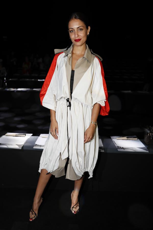 hiba Abouk fue una de las estrellas del front row del desfile de Juan Vidal. La actriz escogió un original diseño del modisto, un vestido tipo gabardina con fruncidos en el bajo.