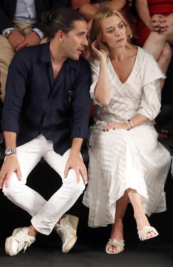 Marta Ortega acudió al desfile de Roberto Torretta, padre de su marido Carlos. Para el evento escogió un vestido de la firma d su suegro que conjuntó con sandalias de Zara, firma de su padre.