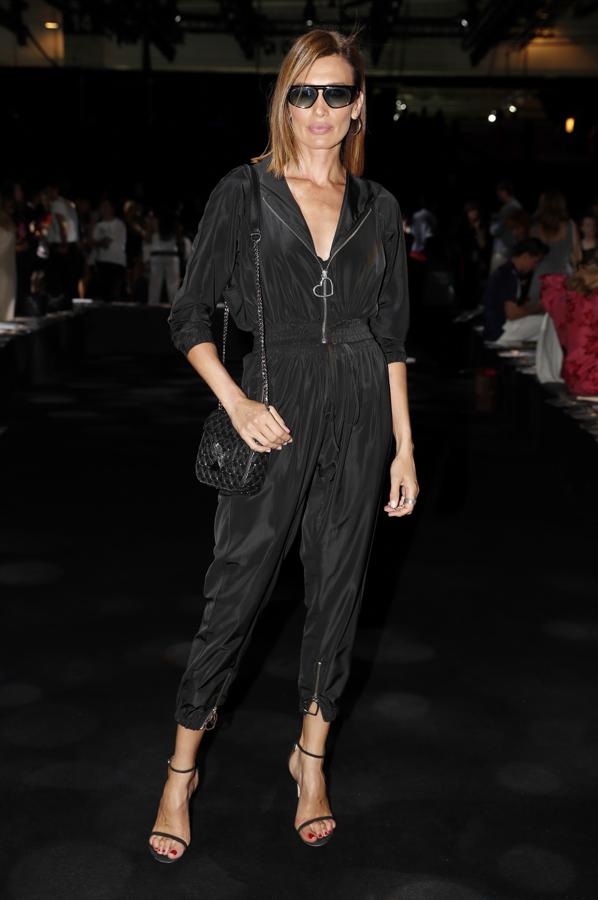 Nieves Álvarez deslumbró en el front row del desfile de Juan Vidal con este conjunto negro del diseñador.