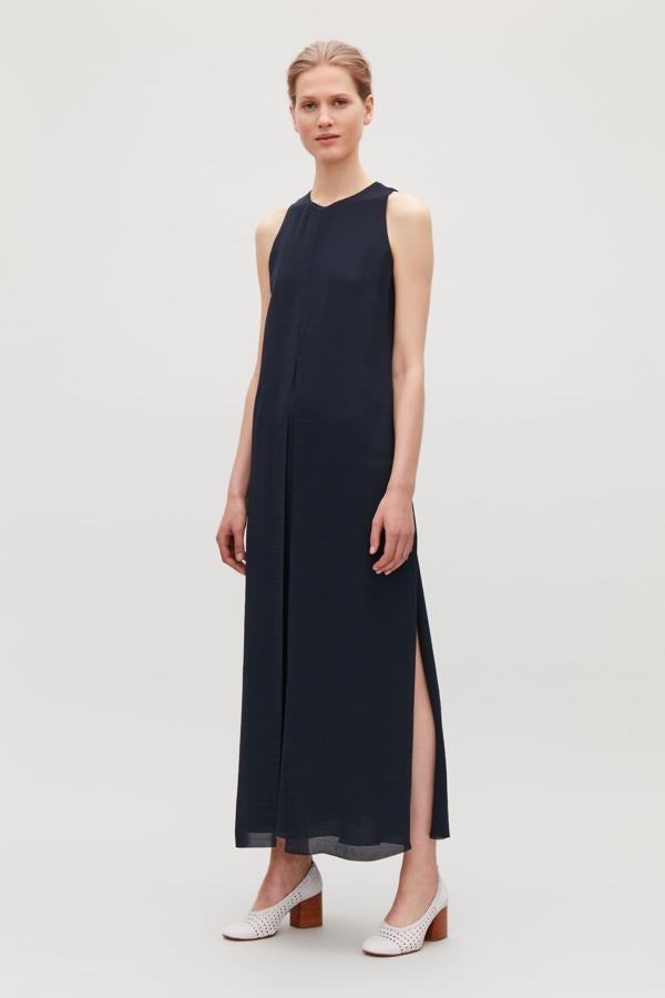 Y para terminar este repaso, un vestido que, de puro sencillo, es perfecto para un look de invitada, porque nos permite jugar mucho con los complementos. Es de Cos, y pasa en las rebajas de 89 a 45 euros.
