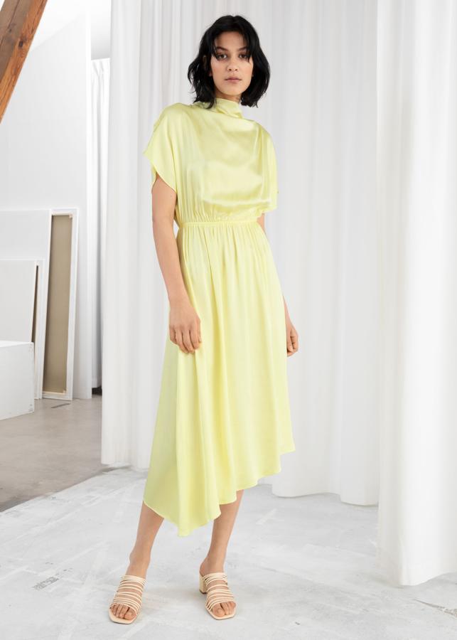Si este verano te han invitado a una boda de día, ni lo dudes: este vestido de satén amarillo de &Other Stories, que en las rebajas pasa de 89 a 27 euros, es perfecto.