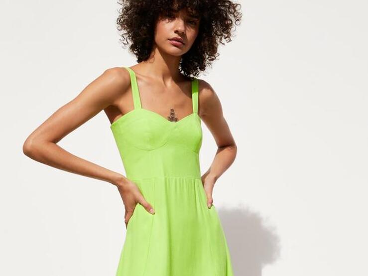 Fotos: Los nuevos vestidos de las rebajas de Zara son muy baratos, y te hacen más morena