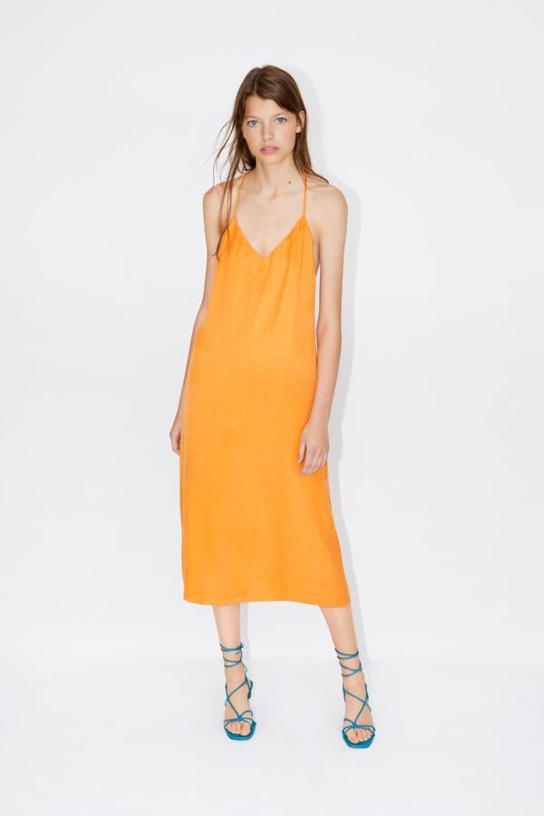 El naranja se ha convertido en el inesperado protagonista del verano, ¡y no podemos estar más contentas, porque es un gran aliado del bronceado! Este 'slip dress' pasa de 29.95 a 19.99 euros en las rebajas de Zara.