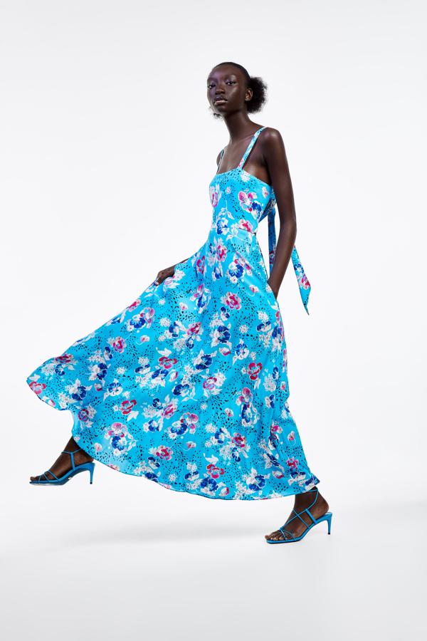 Y dejamos nuestro favorito para el final: este maxi vestido azul con estampado de flores te sentará de maravilla, y hará que parezcas aún más morena de lo que estás. Es una nueva incorporación en las rebajas de Zara, y su precio con descuento pasa de 39.95 a 29.99 euros.
