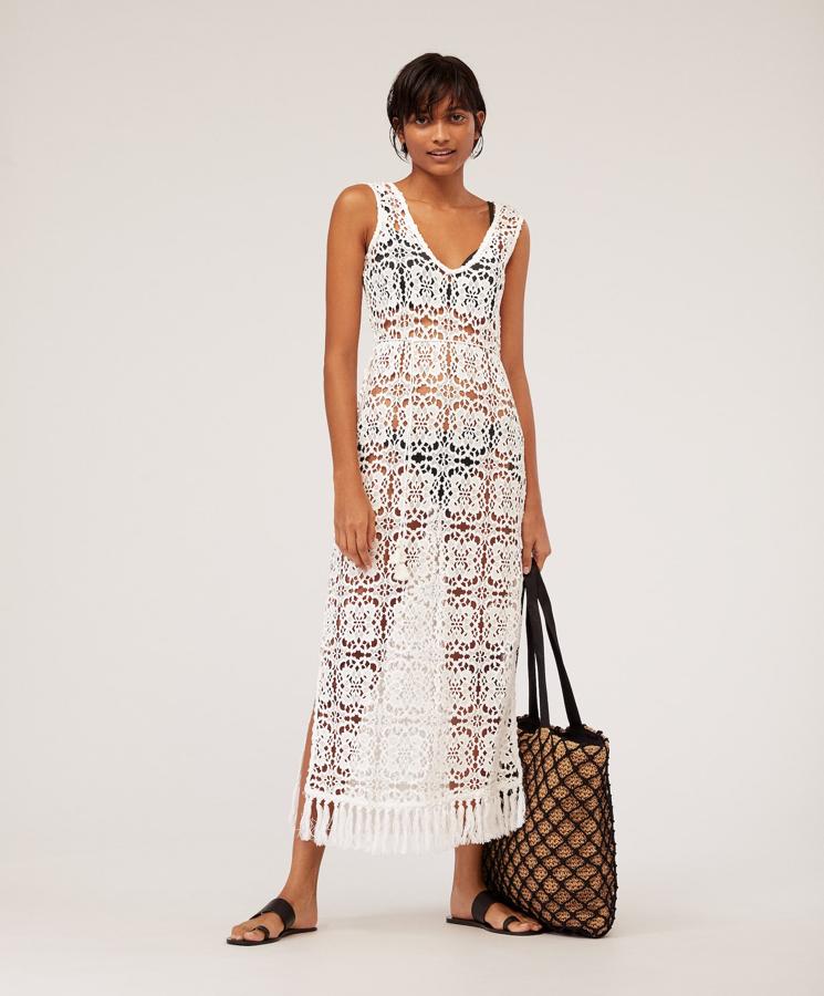 Si quieres ser el centro de atención en la playa, con este evstido de crochet y flecos en el bajo, lo serás. Para la noche, ponte debajo un venstido lencero también en blanco y unas sandalias doradas de tacón y serás la más sexy del lugar. Un evstido que costaba 59,99 y se ha quedado en 35,99 euros.