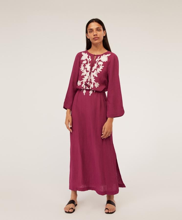 Una túnica con bordados en el frontal que igual te sirve para ser la más estilosa de la playa que la más elegante del chiringuito. Solo le tendrás que cambiar los accesorios y tienes un vestido todoterreno. Su precio era de 59,99 y ahora cuesta 35,99.