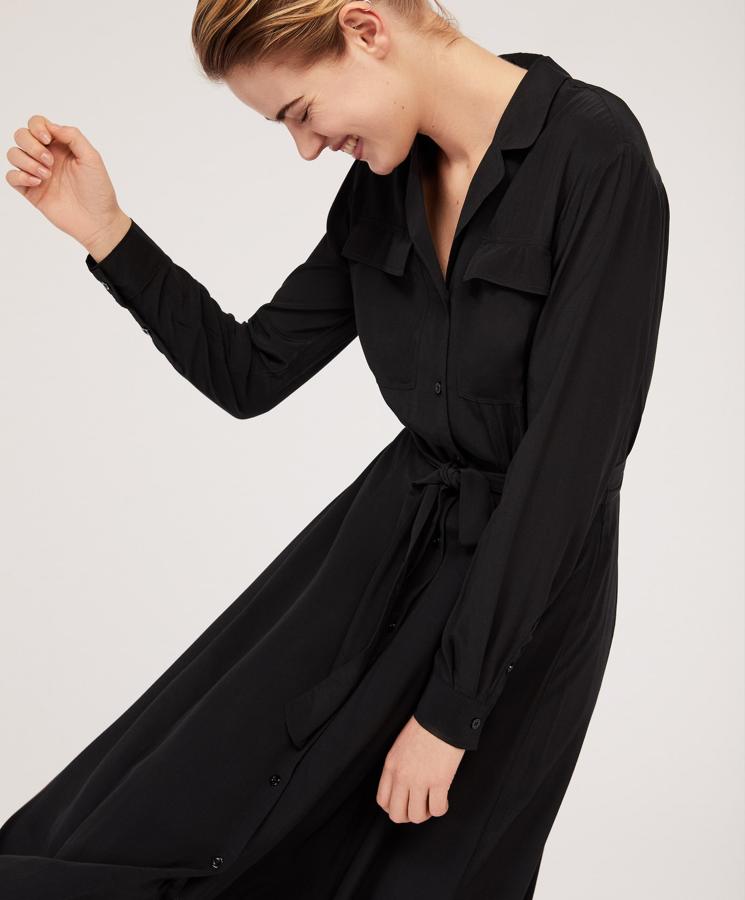 Tanto si te quedas en la ciudad como si vas a la playa, este evstido camisero viste como ninguno. Llévalo de día con un sombrero y unas cuñas de esparto o por la noche con unas sandalias de tacón. Se ha quedado en 19,99 euros de los 39,99 que costaba antes de las rebajas.