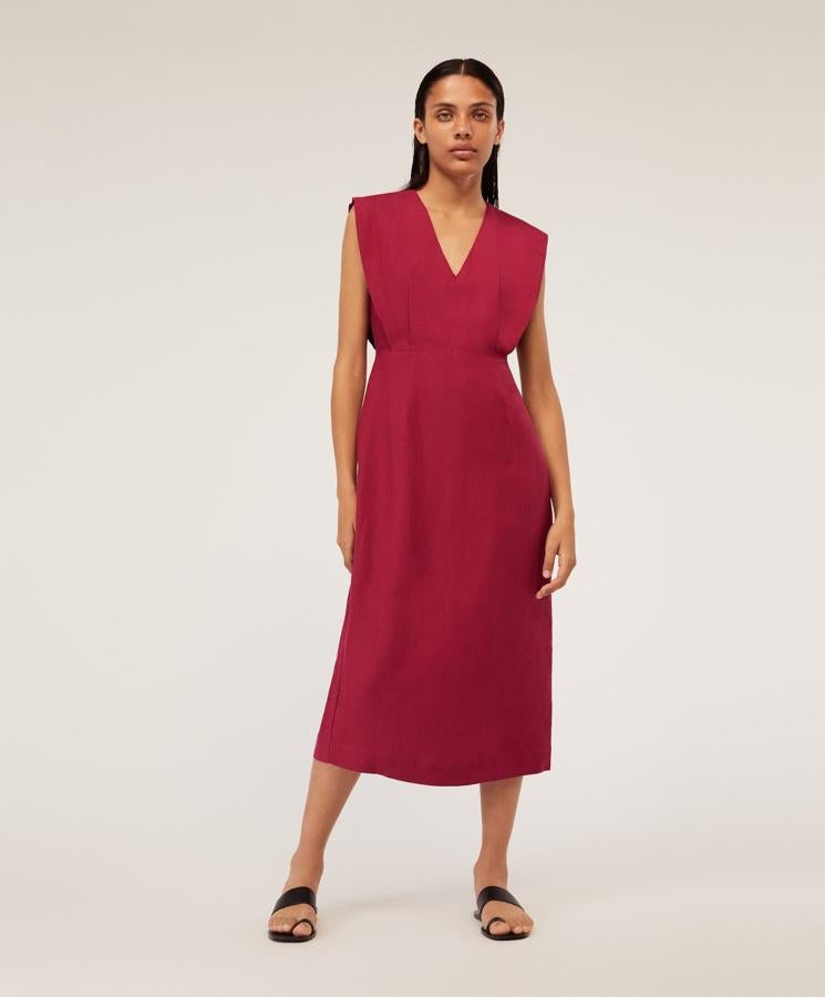 Sencillo, en tejido de lino y con un color que favorece tanto a rubias como morenas. El evstido comodín por excelencia que antes costaba 39,99 y se ha quedado en 19,99 euros.