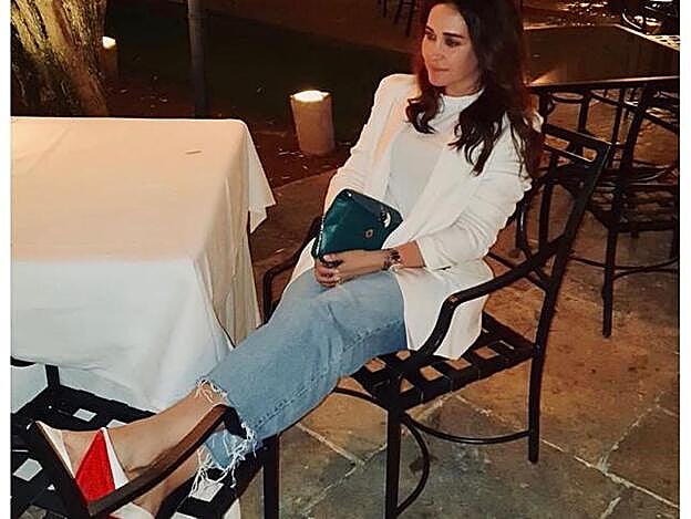 Vicky Martín Berrocal conjuntó unos vaqueros anchos con una blazer blanca.