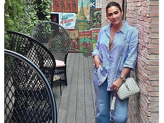 Vicky Martín Berrocal utilizó la camisa perfecta de H&M con unos vaqueros anchos.