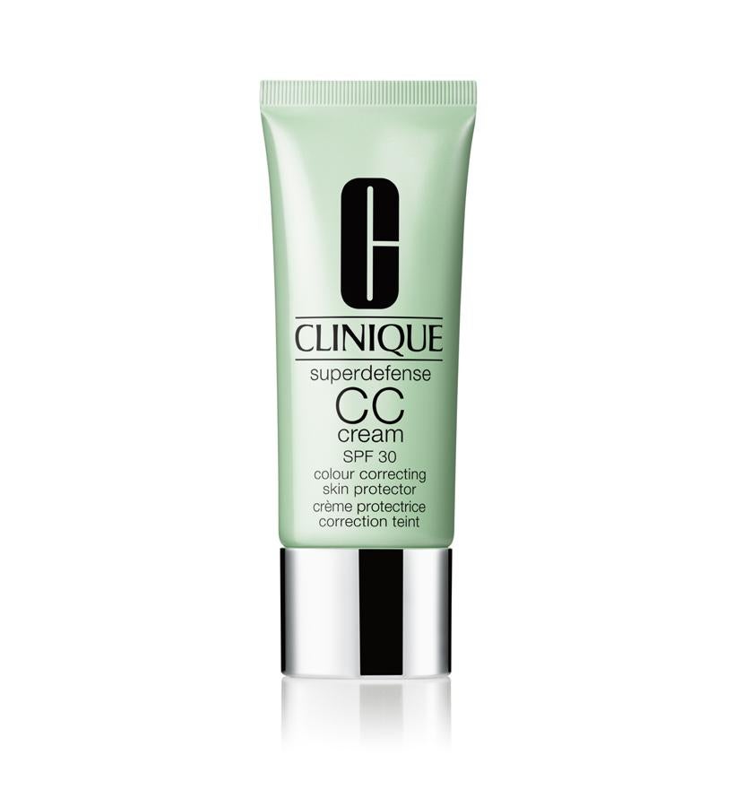 Incorpora una tecnología inteligente de corrección del tono que ilumina la piel e elimina el tono cetrino. Además, su fórmula sin aceites hidrata durante todo el día, ofrece protección solar y permite que la piel tenga un mejor aspecto también el día de mañana.  Superdefense CC Cream SPF30 de Clinique  (33 €).