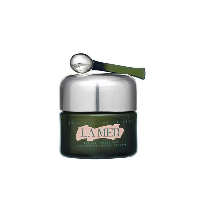 Esta crema para los ojos es un best seller de la marca, presenta el caldo Miracle de la marca, que es un elixir de algas marinas cosechadas a mano, nutrientes y minerales que mejoran la salud de la piel, junto con una hematita cargada magnéticamente que aclara las ojeras. Aplica con la espátula una pequeña cantidad y extiéndala suavemente por el contorno del ojo por la mañana y por la noche. (190 €).