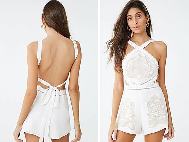 El mono de Forever21 tiene la espalda al aire y bordados florales por delante.