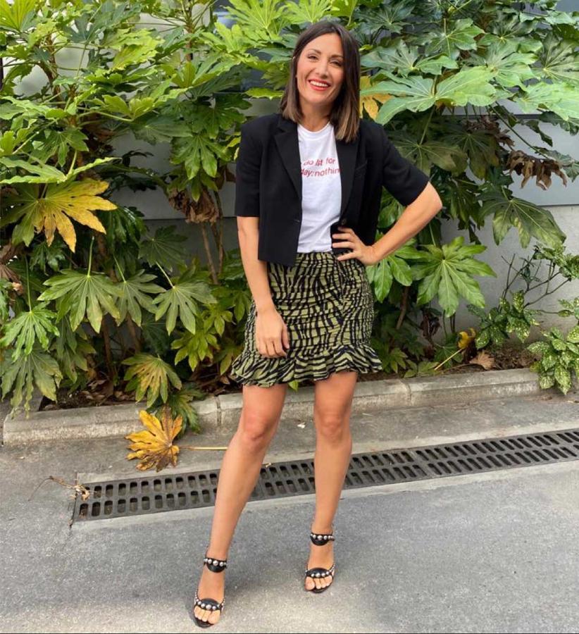 Nagore nos descubrió esta blazer cropped de Zara en color negro que está a punto de agotarse por lo ideal que es y que combinó con una básica blanca y una falda estampada también de Zara.