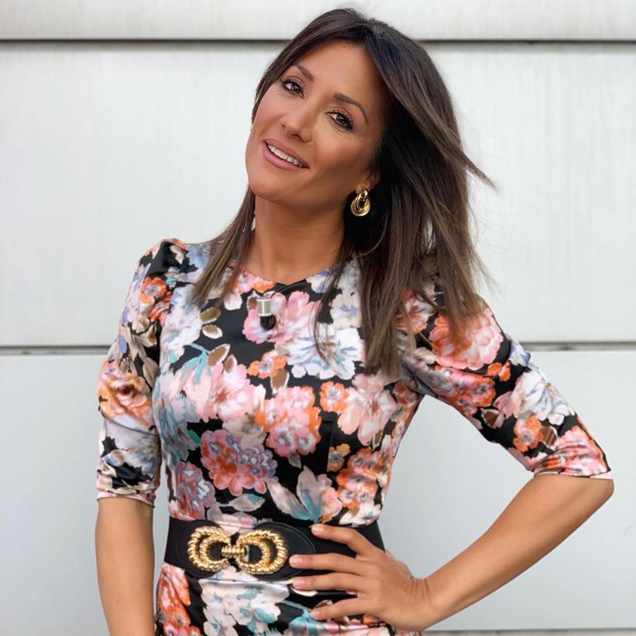 No se le resiste ninguna prenda del gigante de Inditex. Ha vuelto a apostar por Zara  con este vestido de flores en tonos otoñales  que le hace tipazo.