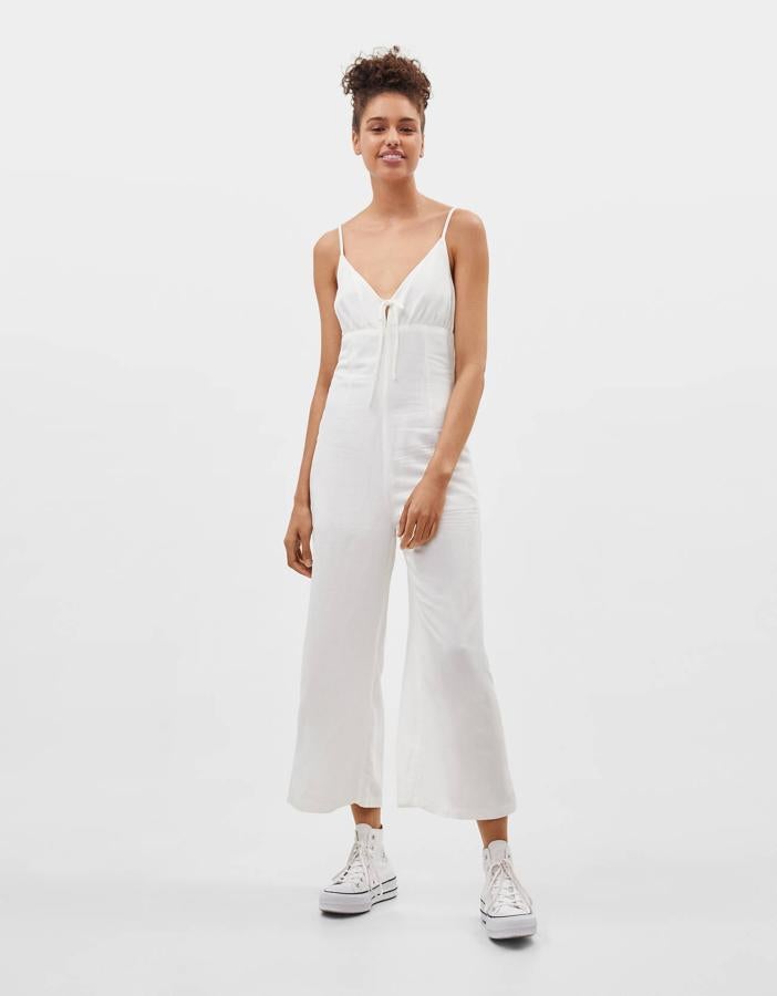 Un mono blanco de lino es un básico del fondo de armario estival. Este de las rebajas de Bershka pasa de 29.95 a 17.99 euros.
