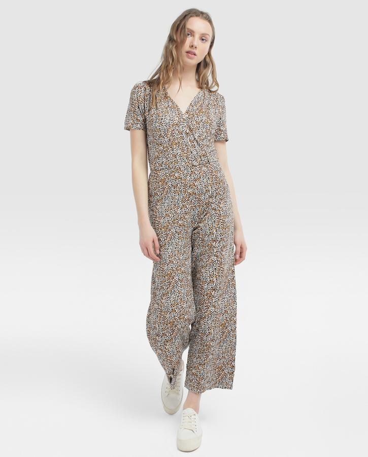 Si quieres una prenda 'animal print', pero no quieres llamar mucho la atención, este mono con discreto estampado de leopardo de Easy Wear es perfecto. En las rebajas de El Corte Inglés pasa de 25.90 a 12.99 euros.