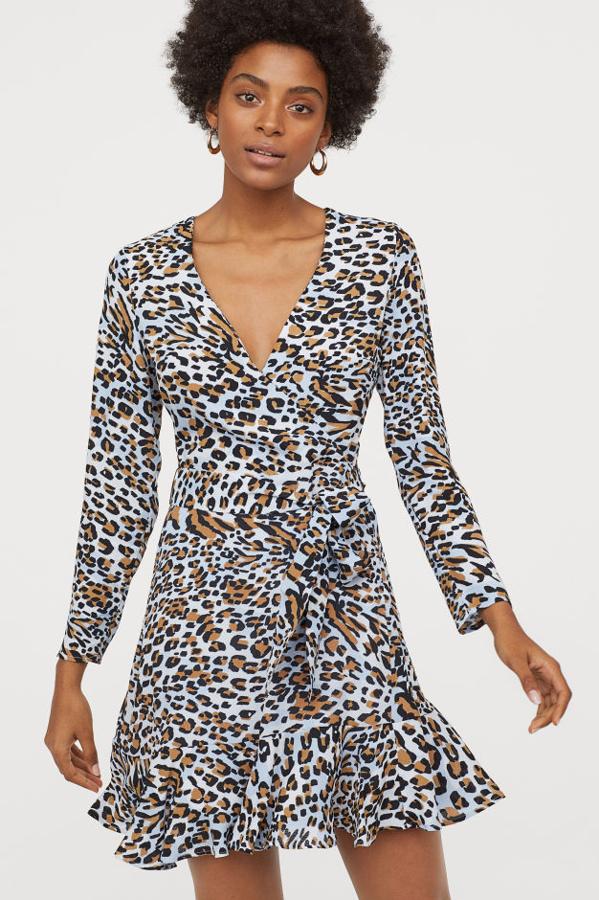 Vestido corto en tejido estampado con un print de leopardo. Lleva escote de pico y una sección cruzada en el delantero. Las mangas son tres cuartos y añade un cinturón de anudar extraíble, falda con ligero vuelo y volante ancho en el bajo. Cierra con una cremallera oculta en un lateral. En las rebajas de H&M pasa de 34,99 euros a 18,99 euros.