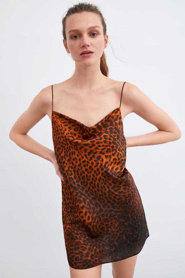 Vestido mini de escote fluído y tirante fino, con un precioso estampado en degradado de leopardo sobre naranja. Es de Zara y está en rebajas: pasa de 25,95 euros a 17,99 euros.