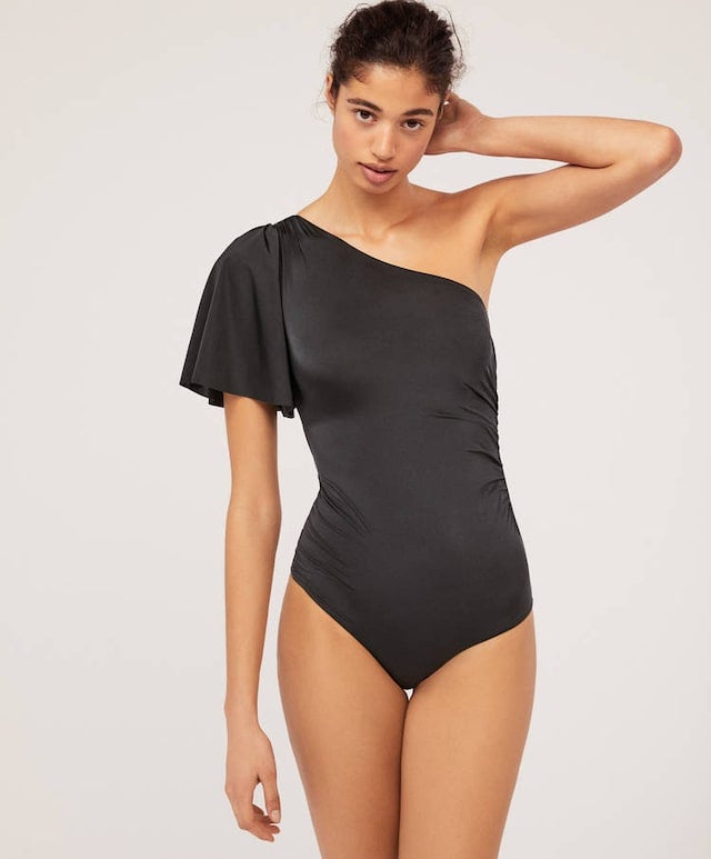 La versión en negro de este bañador de escote asimétrico es ideal para tu fondo de armario. Pasa en las rebajas de Oysho de 35.99 a 19.99 euros.