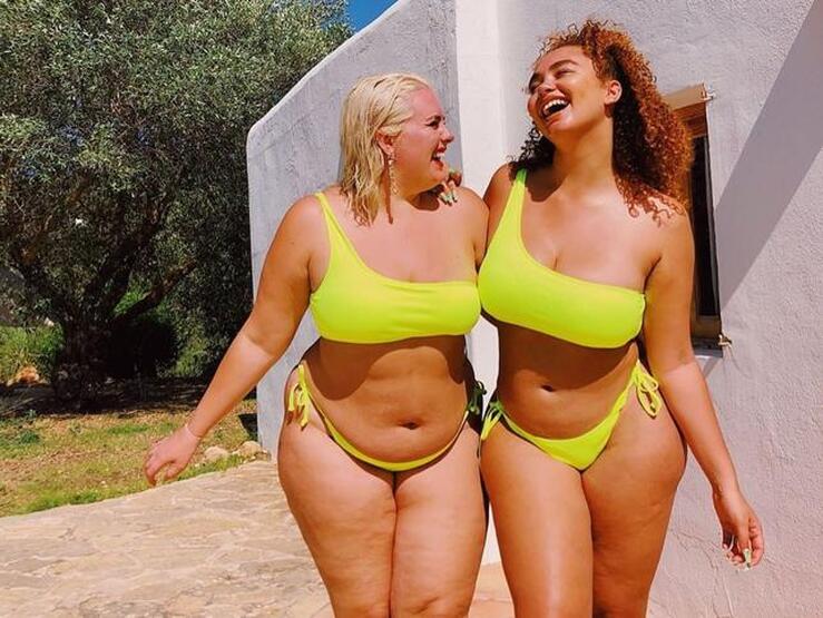 Fotos: 6 marcas con los bikinis para chicas curvy más bonitos (y algunas tienen rebajas)