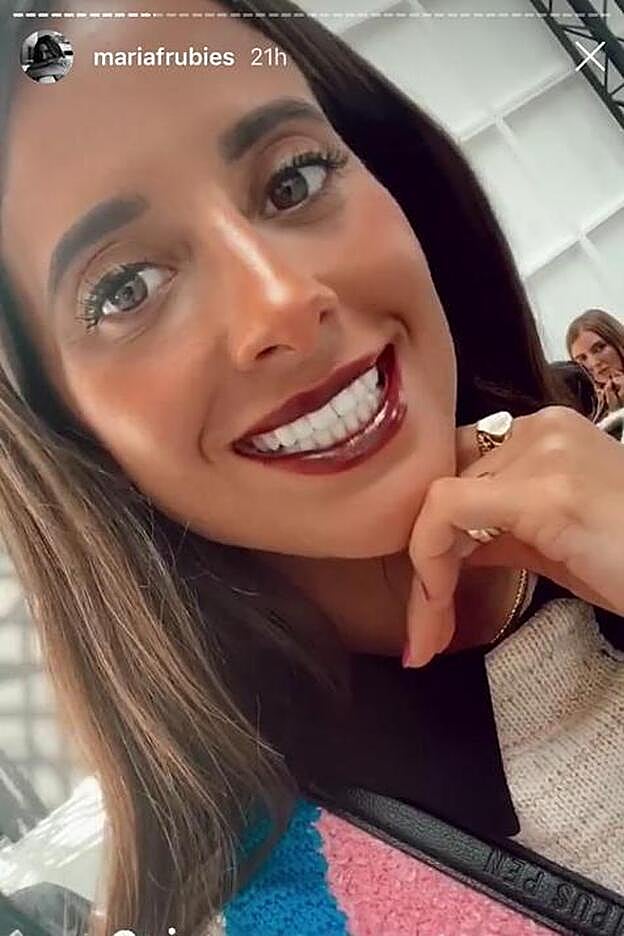 María Fernández-Rubíes muestra el tono de labios que ha elegido Lucía Pica para su maquillaje.