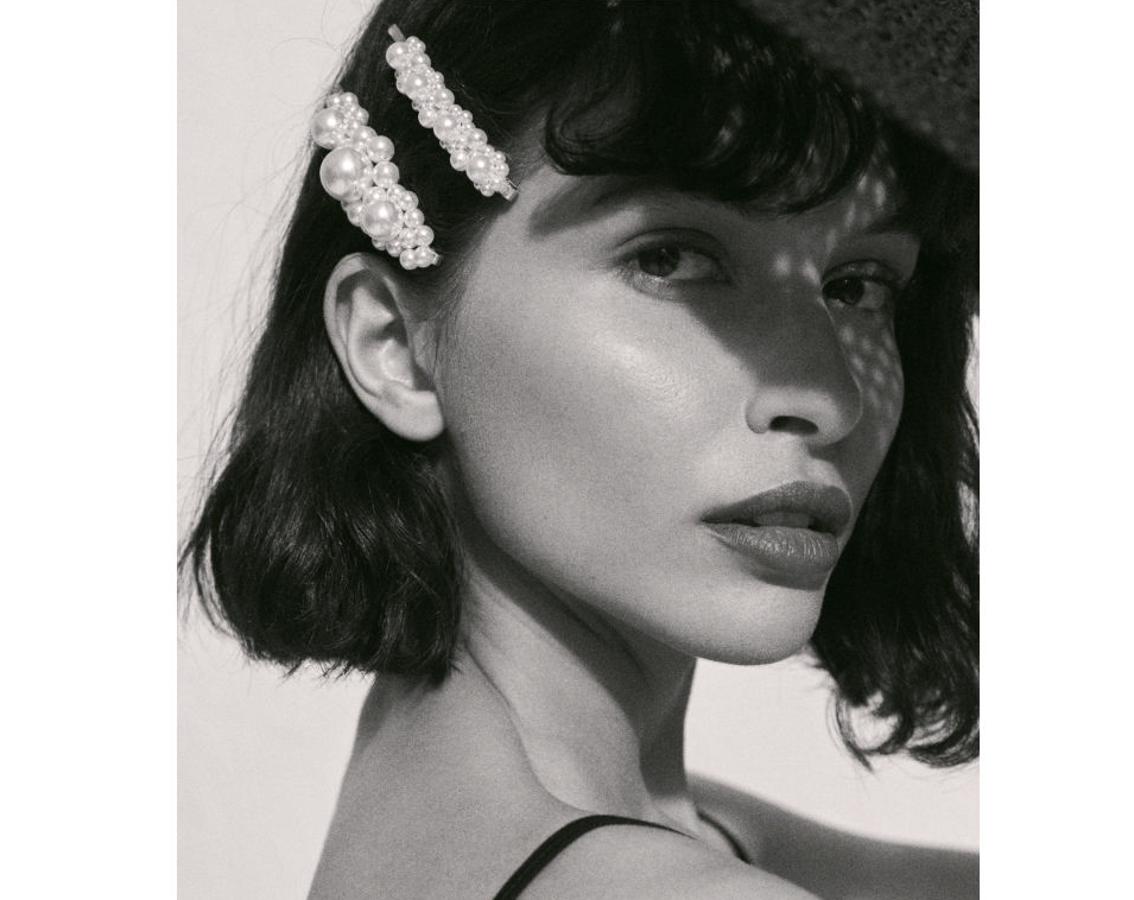 Bueno, sí puede haber un complemento más bonito para el pelo o, al menos, igual de bonito: este pack de horquillas con perlas de H&M.