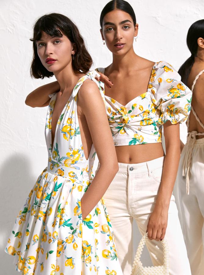 Hace días te hablamos del estampado de limones de H&M con  este vestido súper ligero , pero es que ahora, este original print llena maravillosas prendas como un crop top con mangas con volumen (34.99 euros), o el conjunto ideal de bañador (34.99 euros) y falda de vuelo (49.99 euros)..