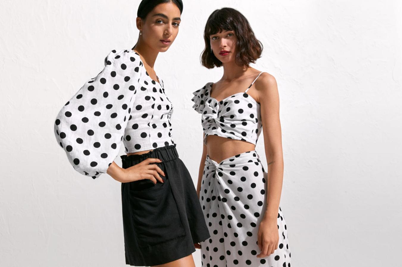 Los lunares siguen siendo tendencia este verano, y en la nueva colección de H&M lo demuestran prendas tan apetecibles como esta blusa de lino con mangas globo (39.99 euros) combinada con shorts negros (17.99 euros); o este conjunto de crop top asimétrico (29.99 euros) y falda pareo (49.99 euros).