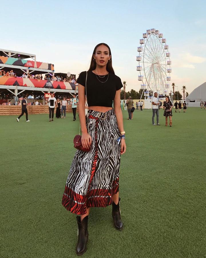 La influencer destacó en el Mad Cool con esta falda estampada que conjuntó con un top negro y unas botas de cowboy.