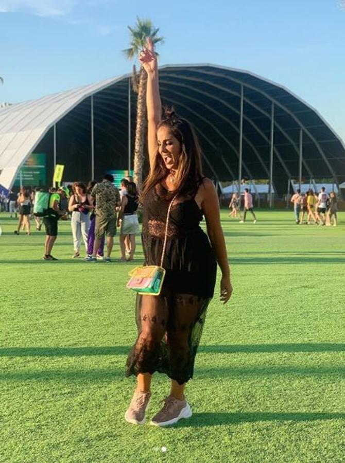 Anabel Pantoja no se perdió el show de Rosalía y lo hizo con este vestido negro con transparencias que conjuntó con un bolso de MontSaint.