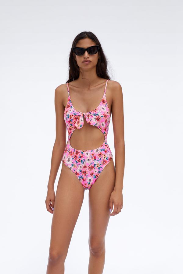 Bañador cut out con lazo en el escote y estampado en tonos rosas, 19,95 euros.