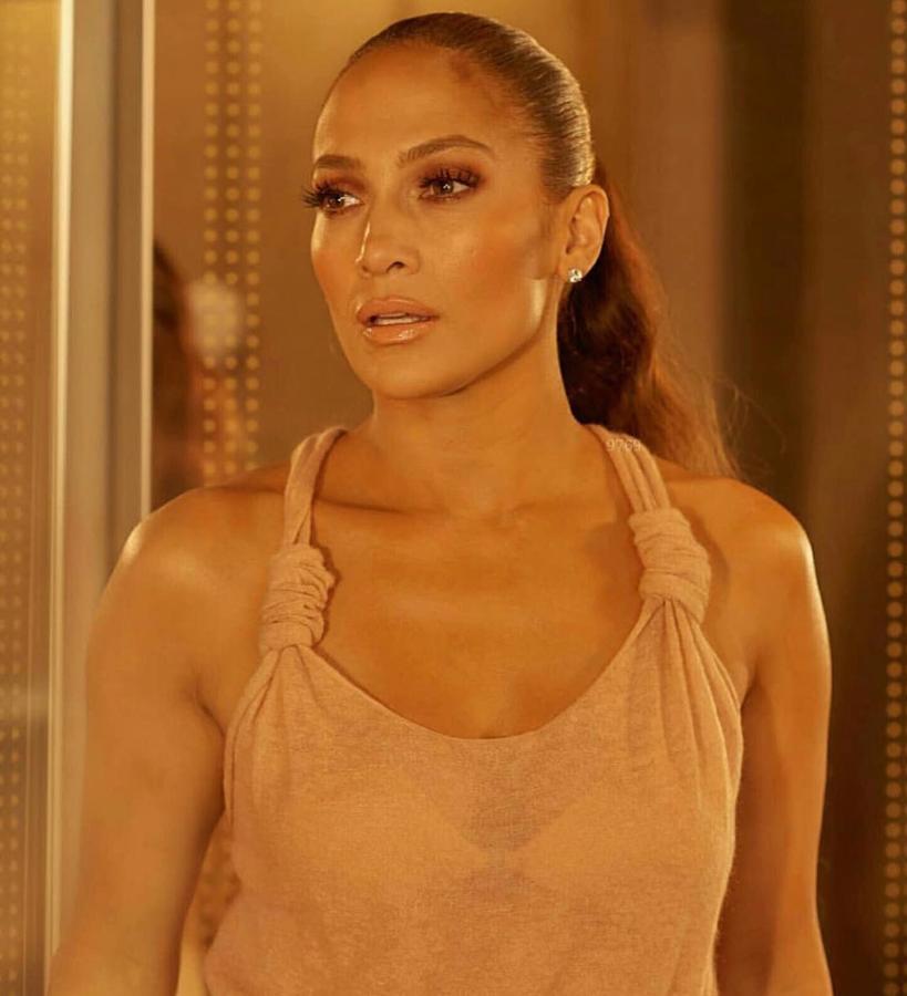 La piel bronceada es otro de sus signos de identidad y uno de los trucos para parecer más delgada y estar favorecida durante todo el año. Jlo adora los polvos de sol y el maquillaje de tonos dorados, que utiliza para iluminar tanto su rostro como su cuerpo.